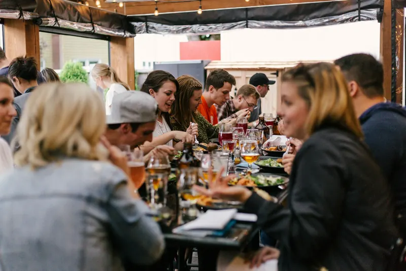 Symbolfoto: zufriedene Gäste beim gemeinsamen Essen im Restaurant